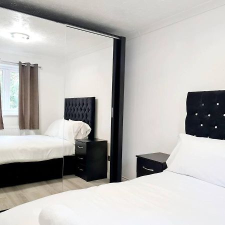 Modern & Spacious - Walk To London Excel- Parking Esterno foto