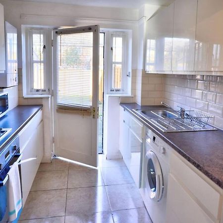 Modern & Spacious - Walk To London Excel- Parking Esterno foto
