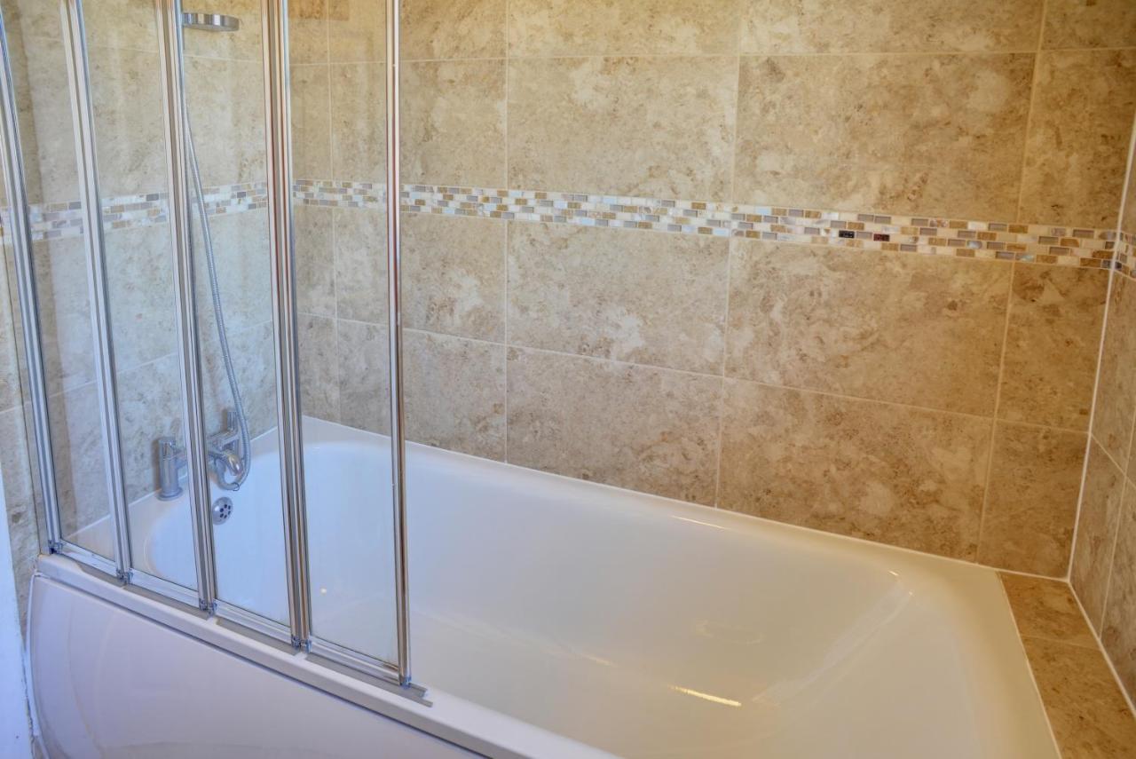 Modern & Spacious - Walk To London Excel- Parking Esterno foto