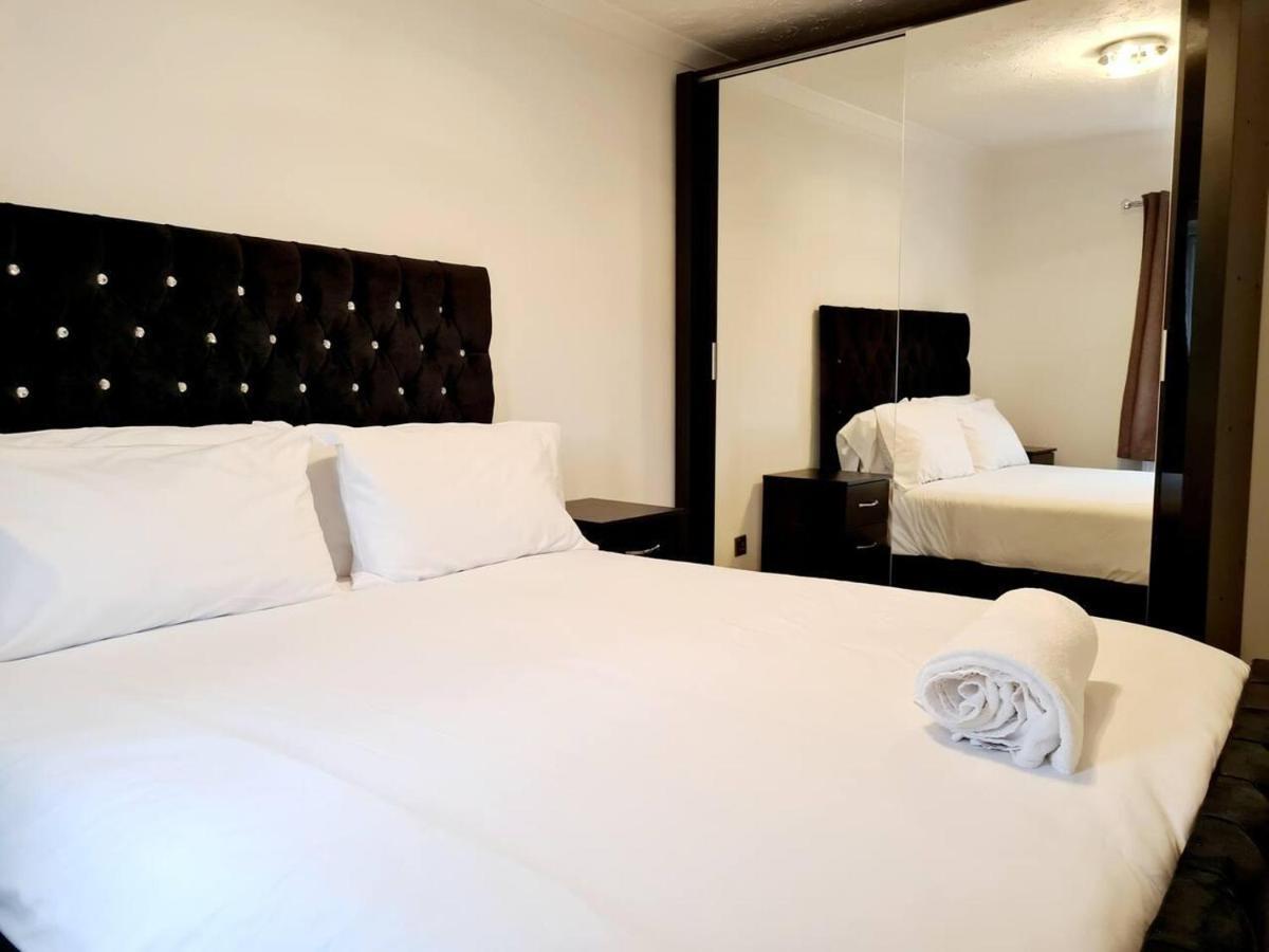 Modern & Spacious - Walk To London Excel- Parking Esterno foto