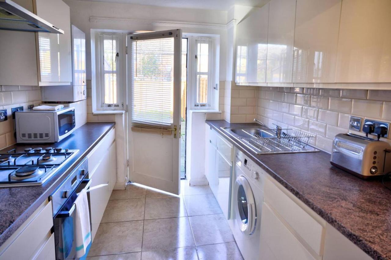 Modern & Spacious - Walk To London Excel- Parking Esterno foto