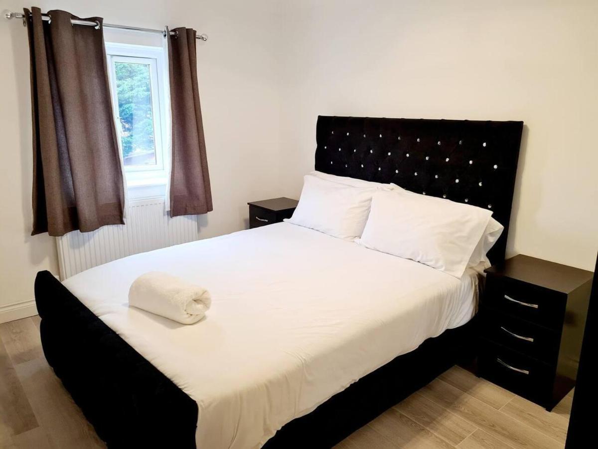 Modern & Spacious - Walk To London Excel- Parking Esterno foto