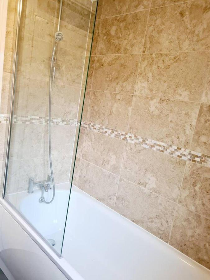 Modern & Spacious - Walk To London Excel- Parking Esterno foto