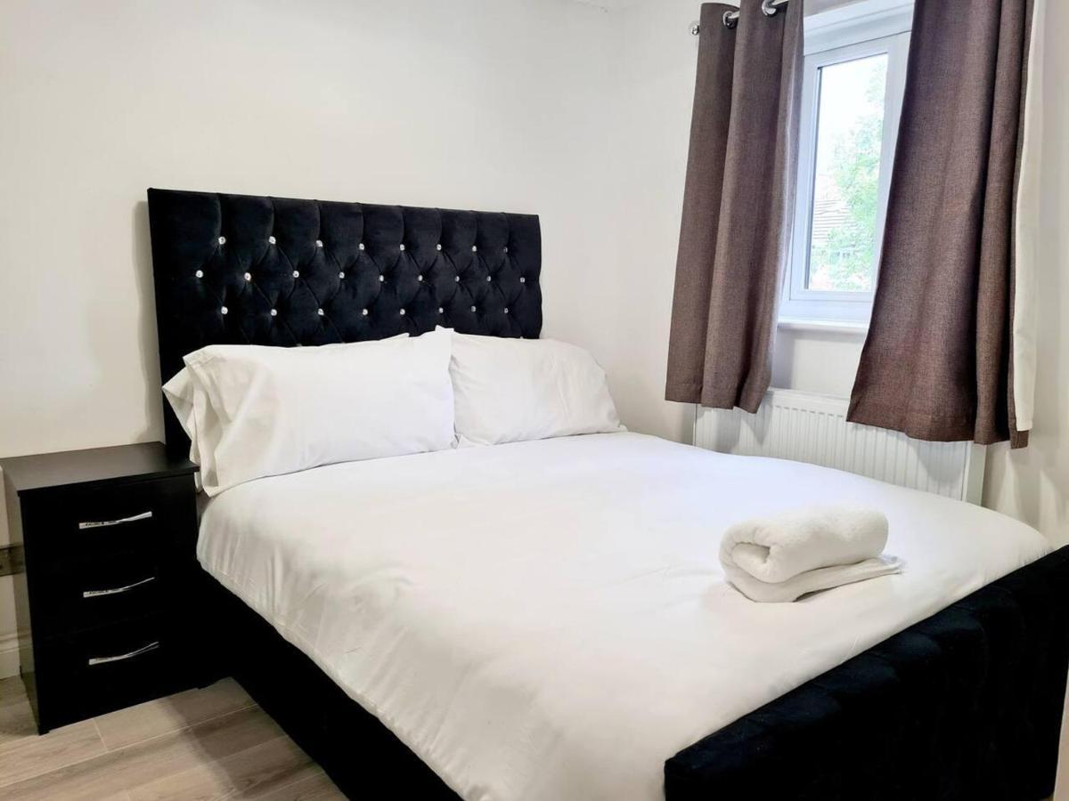 Modern & Spacious - Walk To London Excel- Parking Esterno foto