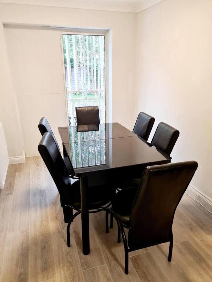 Modern & Spacious - Walk To London Excel- Parking Esterno foto