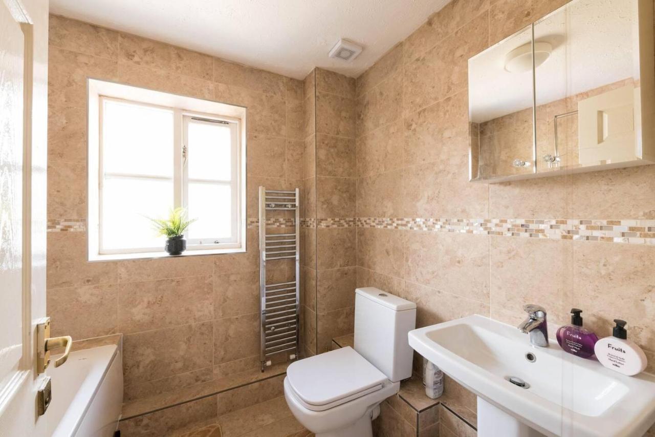Modern & Spacious - Walk To London Excel- Parking Esterno foto