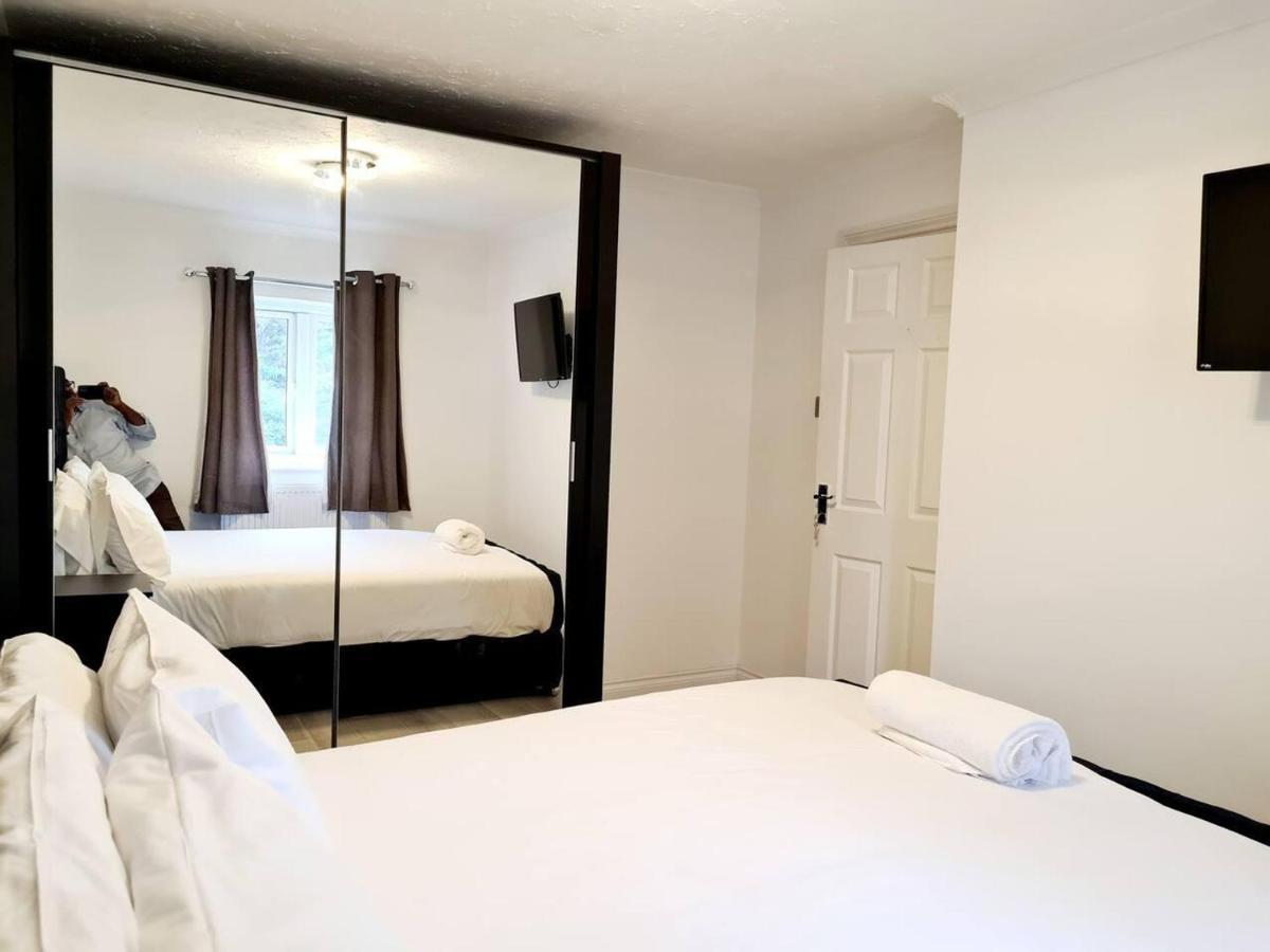 Modern & Spacious - Walk To London Excel- Parking Esterno foto